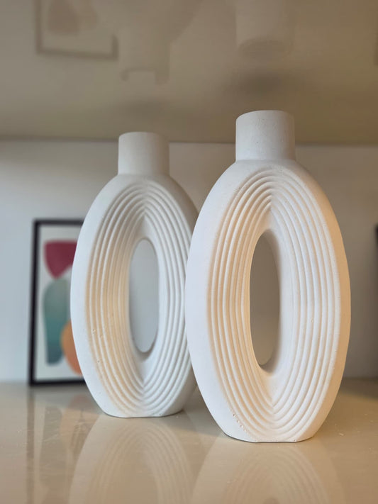 Özel Tasarım İşlemeli Beyaz Vazo